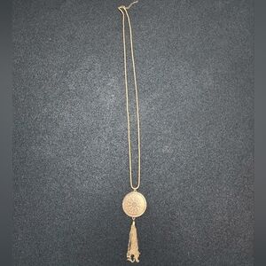 🔥2/$15 Gold tone pendant necklace